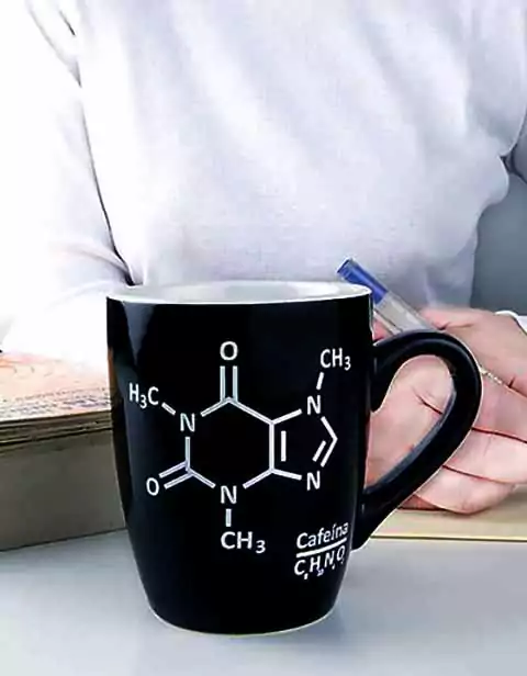 taza negra decorada con formula cafeina