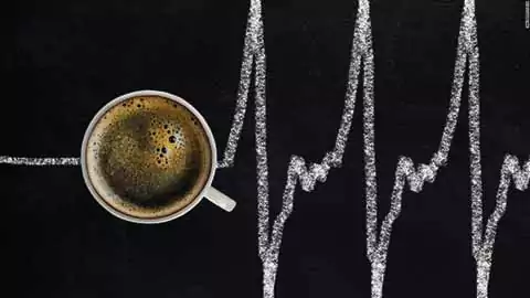 taza de cafe sobre dibuo electrocardiograma