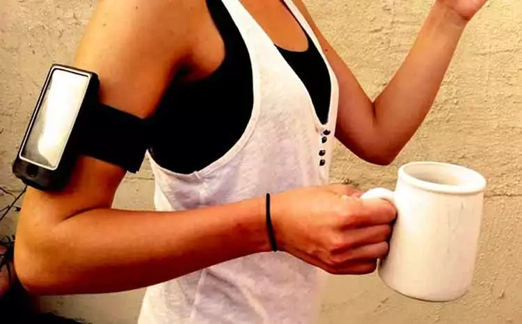 cafe mejora rendimiento deportivo evitando fatiga sobrecarga muscular chica toma taza cafe haciendo deporte