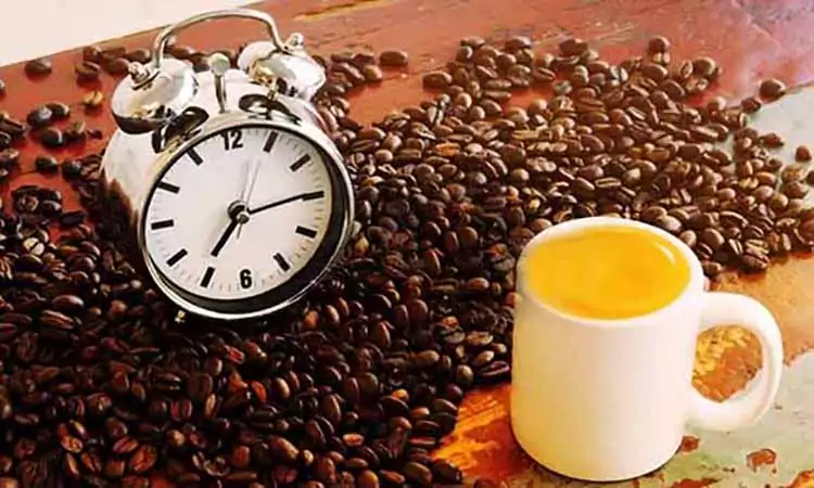 despertador blanco granos y taza cafe