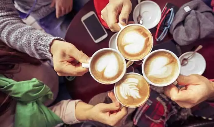 cultura del cafe en espana personas toman cafe