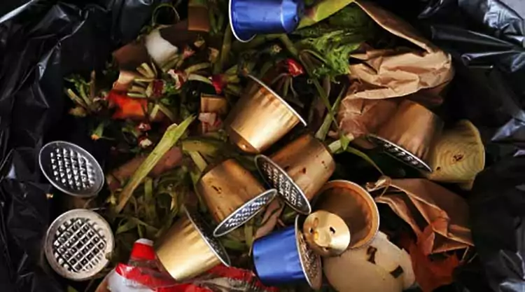 capsulas de cafe y medio ambiente capsulas cafe en basura