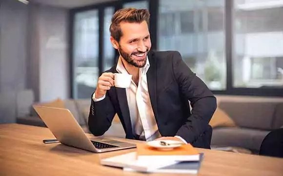 cafe oficina es un descanso para que los trabajadores aumenten su rendimiento laboral hombre sonrie tomando cafe oficina
