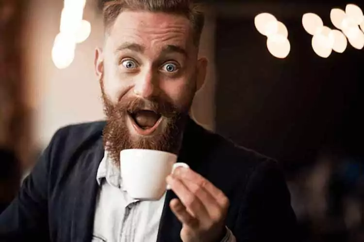 cafe expreso es bueno para la salud y alarga la vida hombre con barba y bigote toma cafe contento