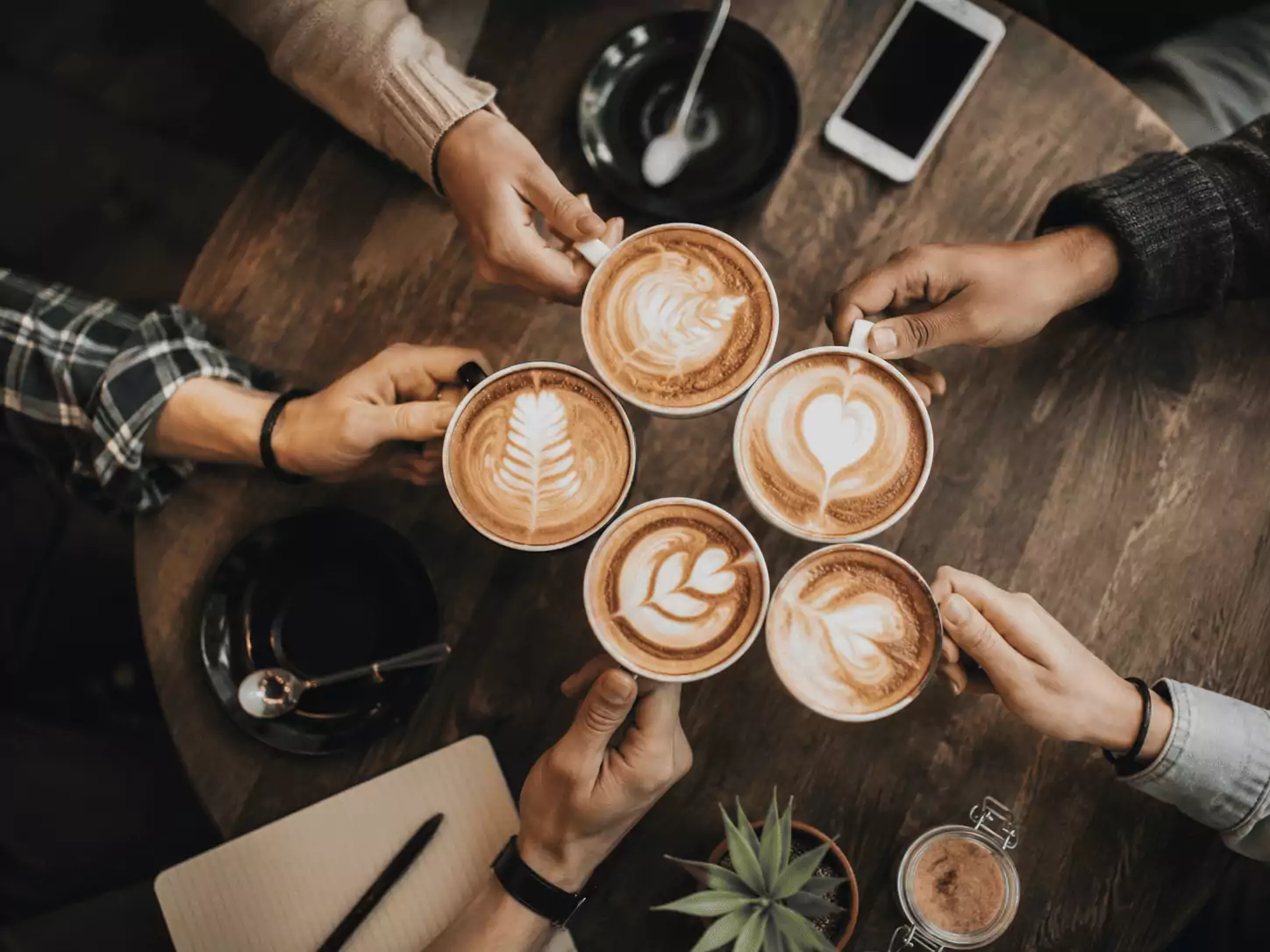 personas toman cafe